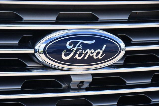 Photo of 2024 Agate Black Metallic Ford Edge