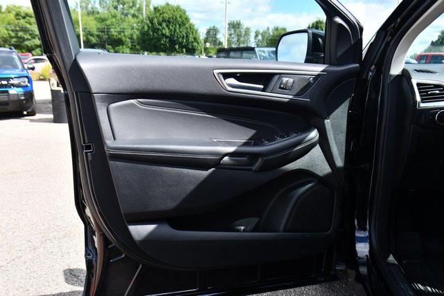 Photo of 2024 Agate Black Metallic Ford Edge