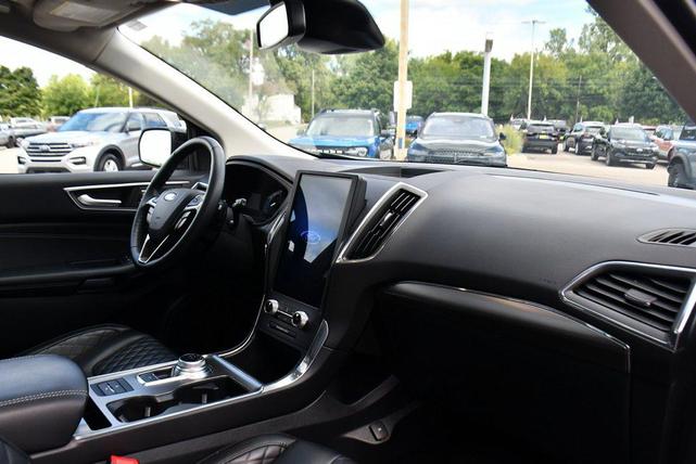 Photo of 2024 Agate Black Metallic Ford Edge