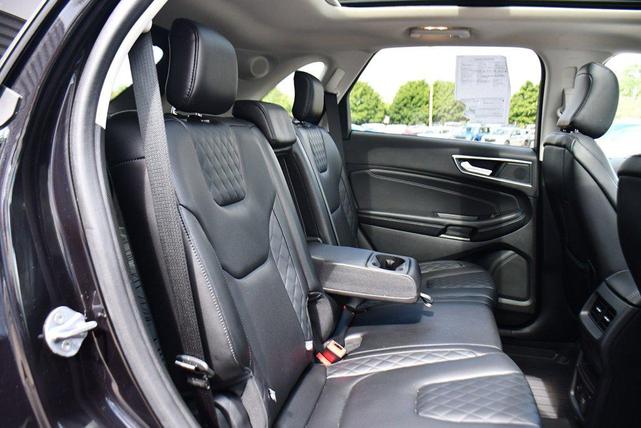 Photo of 2024 Agate Black Metallic Ford Edge