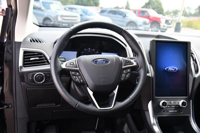 Photo of 2024 Agate Black Metallic Ford Edge