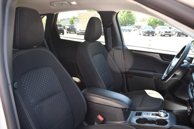 Photo of 2023 Star White Metallic Tri-Coat Ford Escape