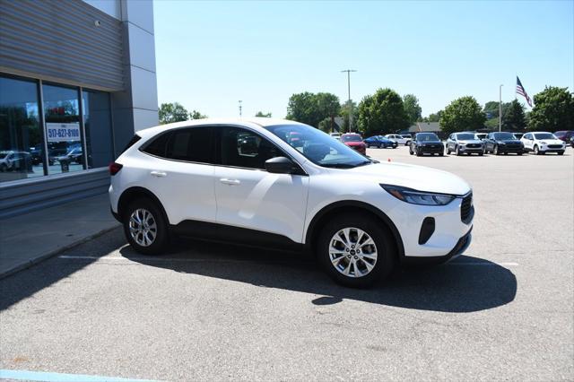 Photo of 2023 Star White Metallic Tri-Coat Ford Escape