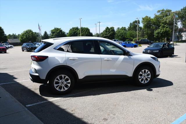 Photo of 2023 Star White Metallic Tri-Coat Ford Escape