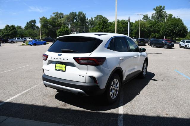 Photo of 2023 Star White Metallic Tri-Coat Ford Escape