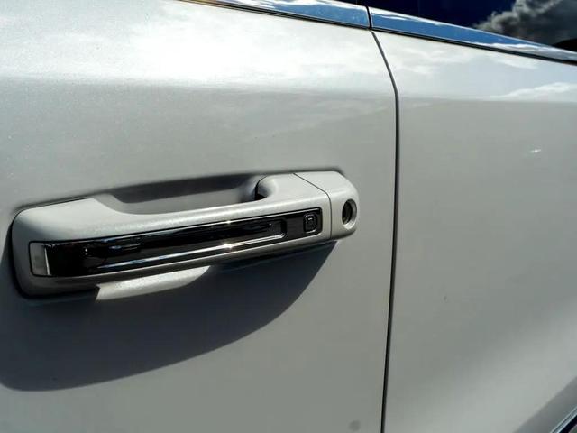 Photo of 2021 Off-white RAM 1500