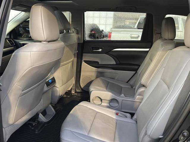 Photo of 2019 Midnight Black Metallic Toyota Highlander