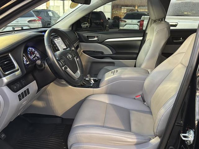 Photo of 2019 Midnight Black Metallic Toyota Highlander