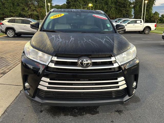Photo of 2019 Midnight Black Metallic Toyota Highlander