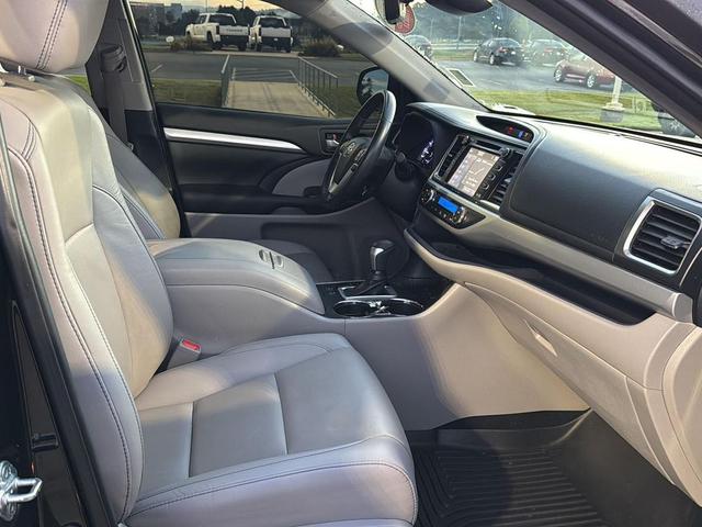 Photo of 2019 Midnight Black Metallic Toyota Highlander