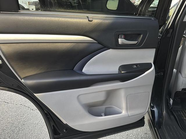 Photo of 2019 Midnight Black Metallic Toyota Highlander