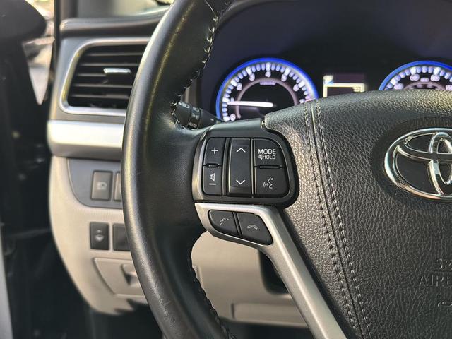 Photo of 2019 Midnight Black Metallic Toyota Highlander