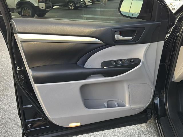 Photo of 2019 Midnight Black Metallic Toyota Highlander