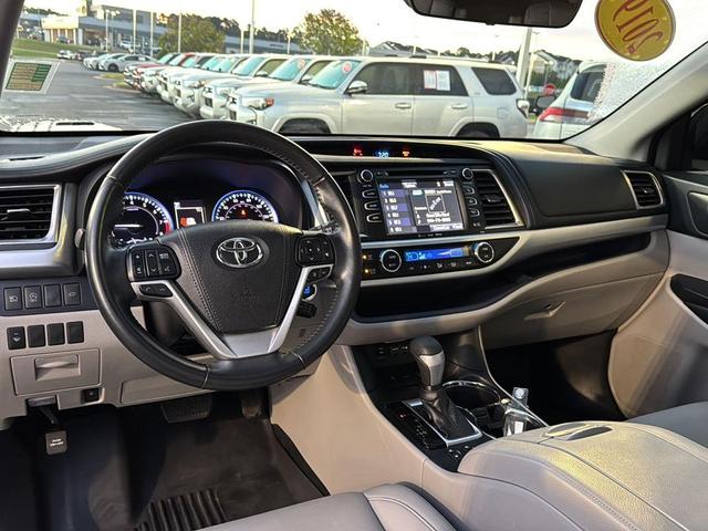 Photo of 2019 Midnight Black Metallic Toyota Highlander