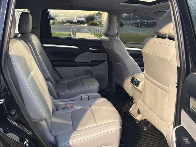 Photo of 2019 Midnight Black Metallic Toyota Highlander