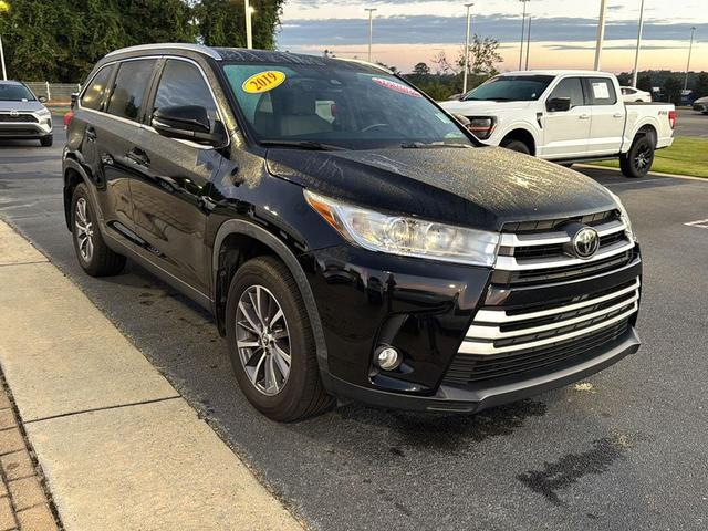 Photo of 2019 Midnight Black Metallic Toyota Highlander