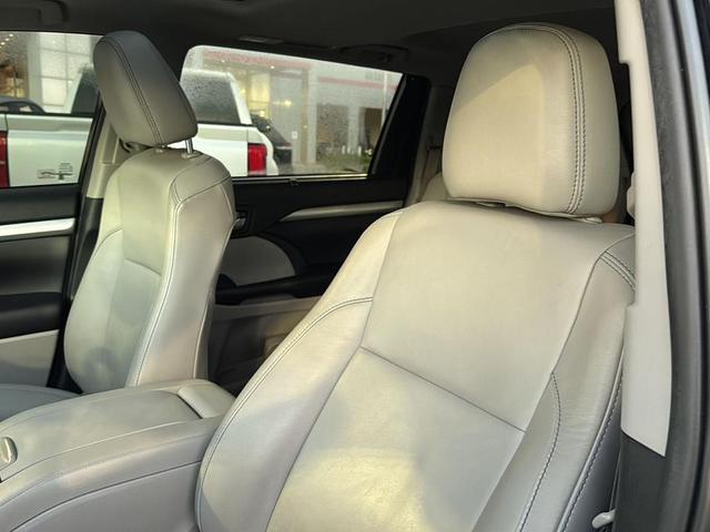 Photo of 2019 Midnight Black Metallic Toyota Highlander