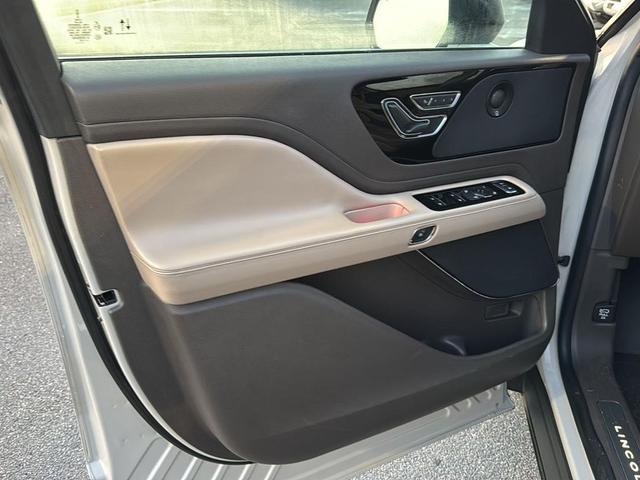 Photo of 2022 Ceramic Pearl Metallic Tri-Coat Lincoln Aviator