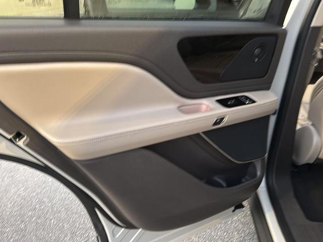 Photo of 2022 Ceramic Pearl Metallic Tri-Coat Lincoln Aviator