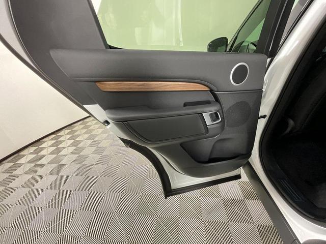 Photo of 2025 Fuji White Land Rover Discovery