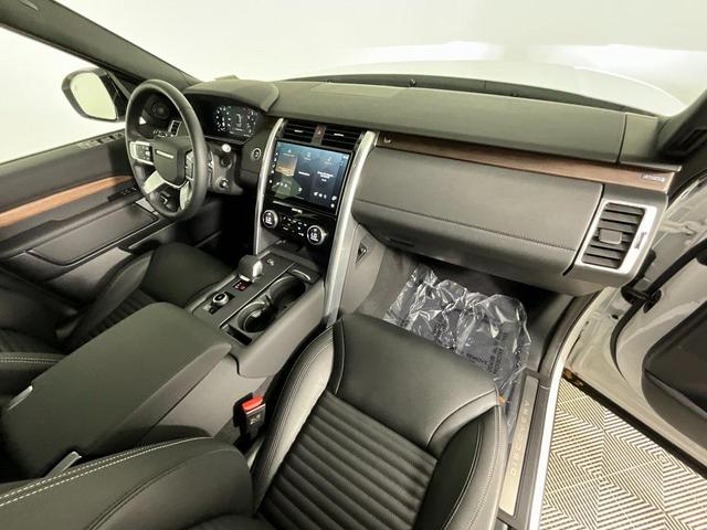 Photo of 2025 Fuji White Land Rover Discovery