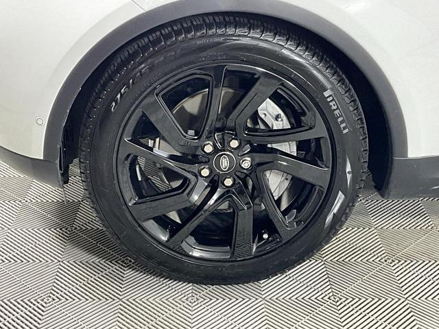 Photo of 2025 Fuji White Land Rover Discovery