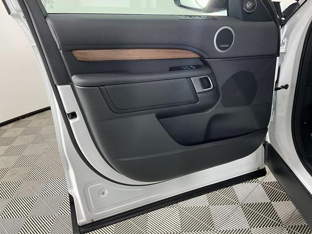 Photo of 2025 Fuji White Land Rover Discovery
