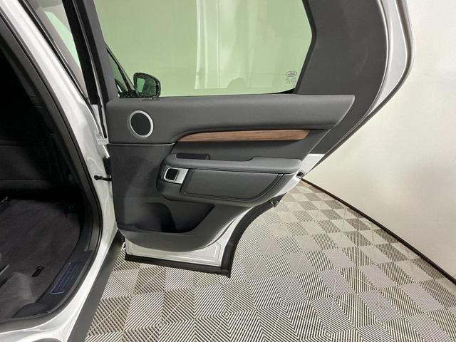 Photo of 2025 Fuji White Land Rover Discovery