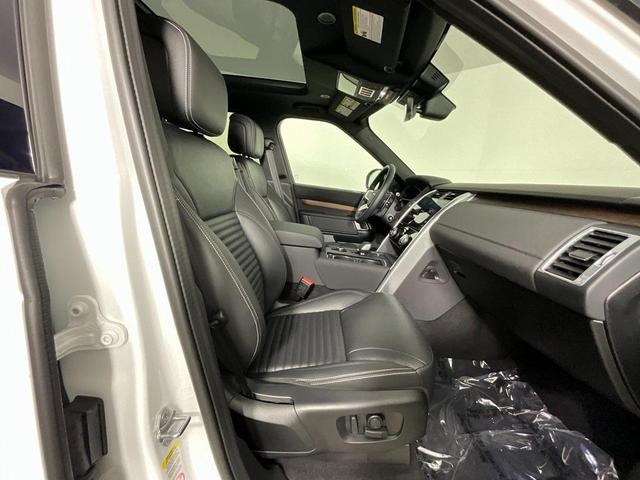 Photo of 2025 Fuji White Land Rover Discovery