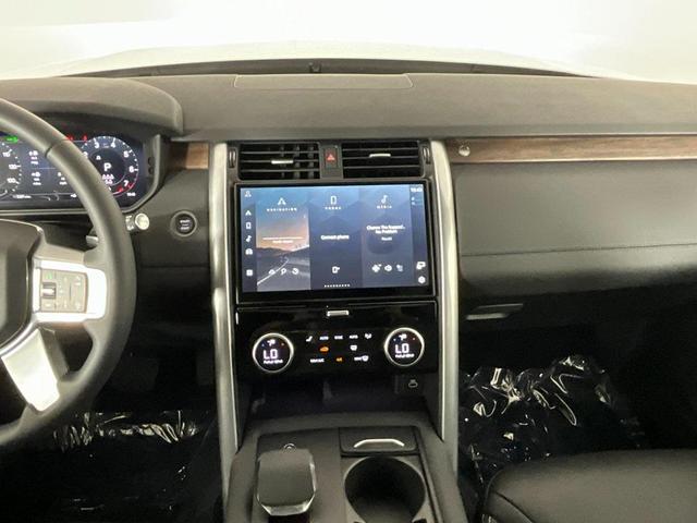 Photo of 2025 Fuji White Land Rover Discovery