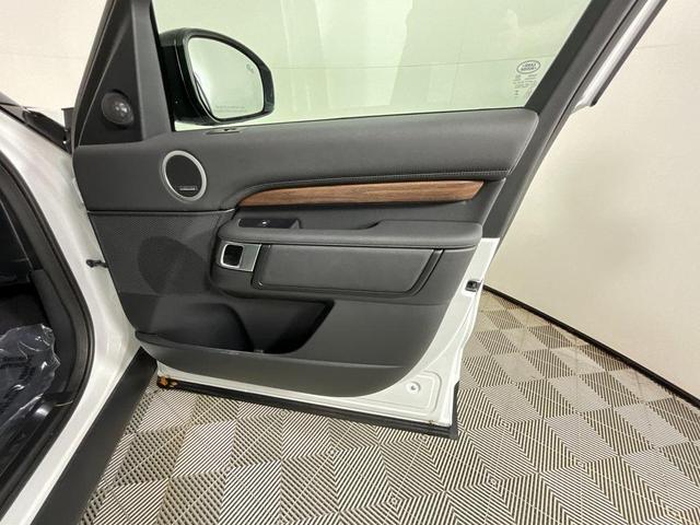 Photo of 2025 Fuji White Land Rover Discovery