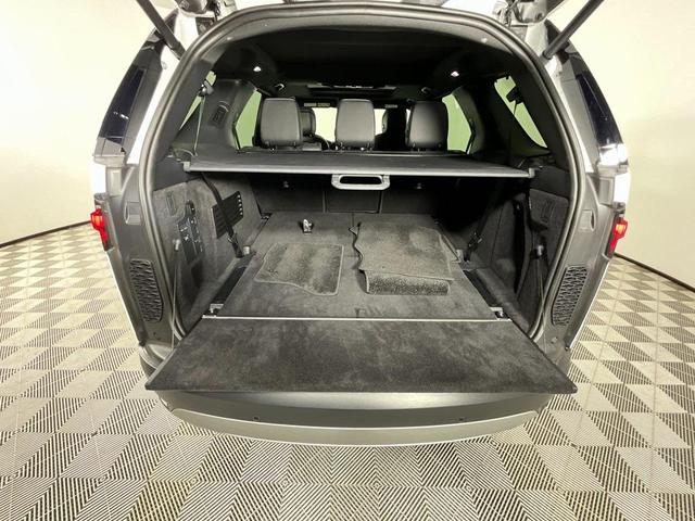 Photo of 2025 Fuji White Land Rover Discovery