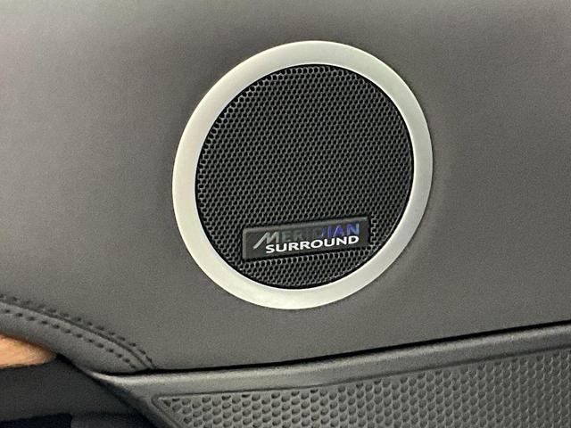 Photo of 2025 Fuji White Land Rover Discovery