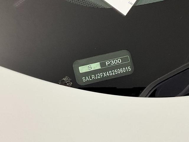 Photo of 2025 Fuji White Land Rover Discovery