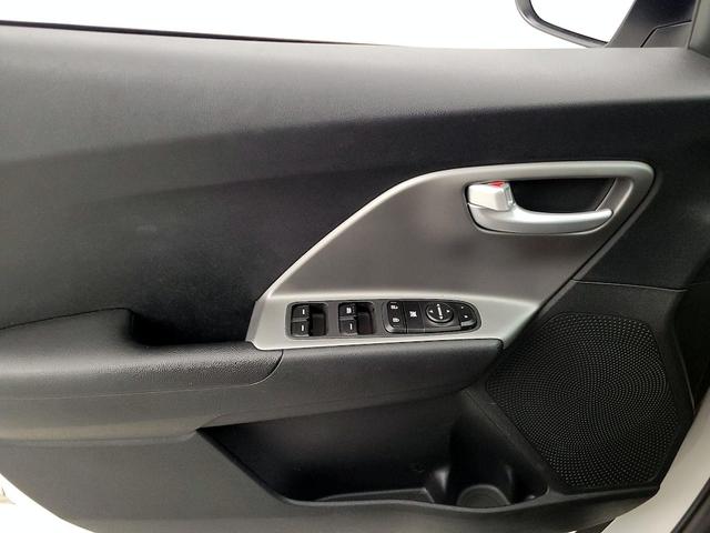 Photo of 2020 White Kia Niro