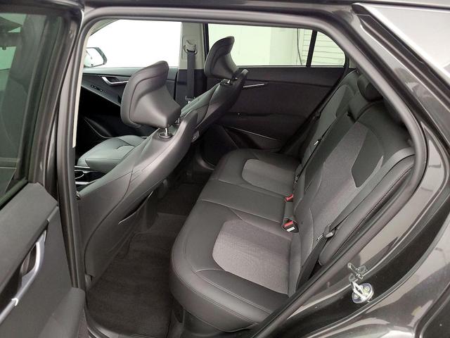 Photo of 2023 Gray Kia Niro