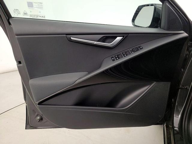 Photo of 2023 Gray Kia Niro