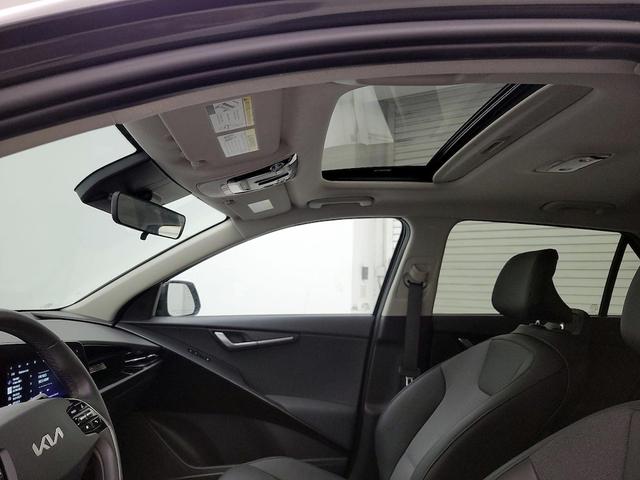 Photo of 2023 Gray Kia Niro