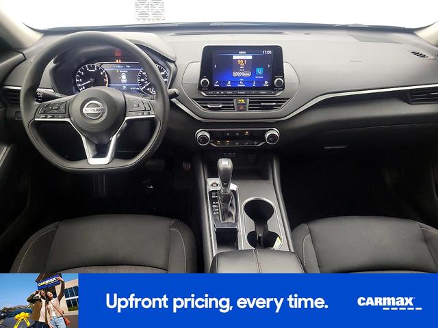 Photo of 2022 Black Nissan Altima