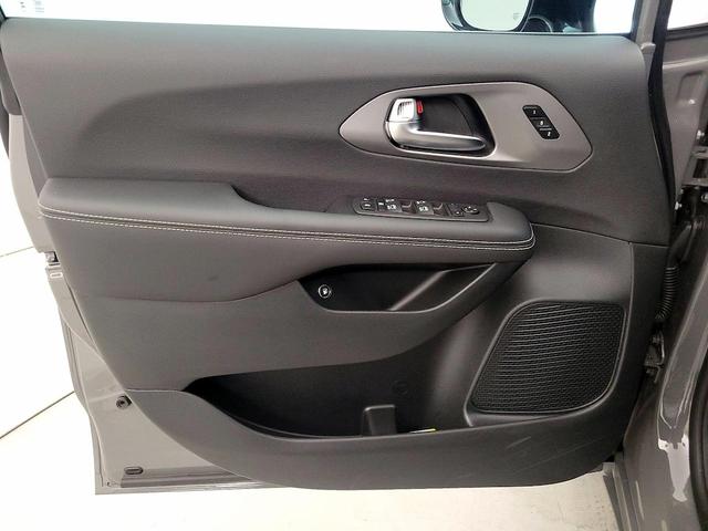 Photo of 2025 Gray Chrysler Pacifica Hybrid