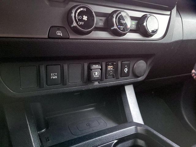 Photo of 2018 White Toyota Tacoma