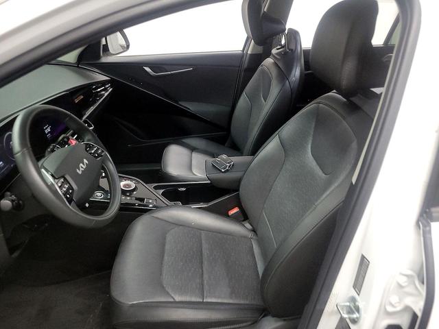 Photo of 2023 White Kia Niro EV