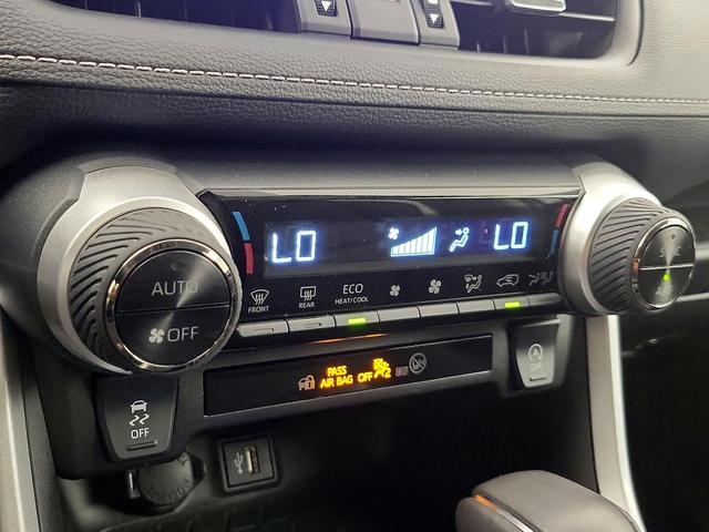 Photo of 2024 White Toyota RAV4