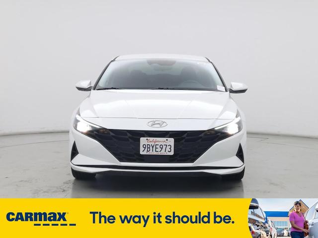 Photo of 2023 White Hyundai ELANTRA