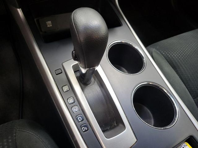 Photo of 2015 White Nissan Altima