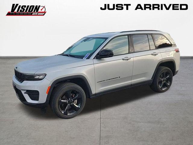 Photo of 2023 Silver Zynith Jeep Grand Cherokee