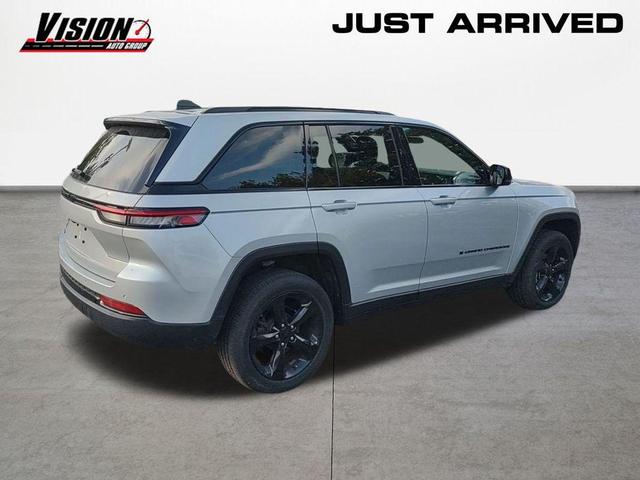 Photo of 2023 Silver Zynith Jeep Grand Cherokee