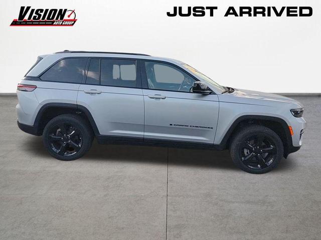 Photo of 2023 Silver Zynith Jeep Grand Cherokee