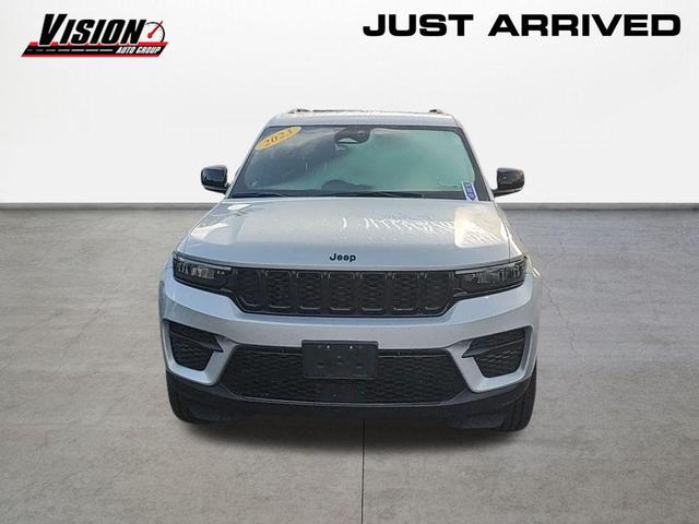 Photo of 2023 Silver Zynith Jeep Grand Cherokee