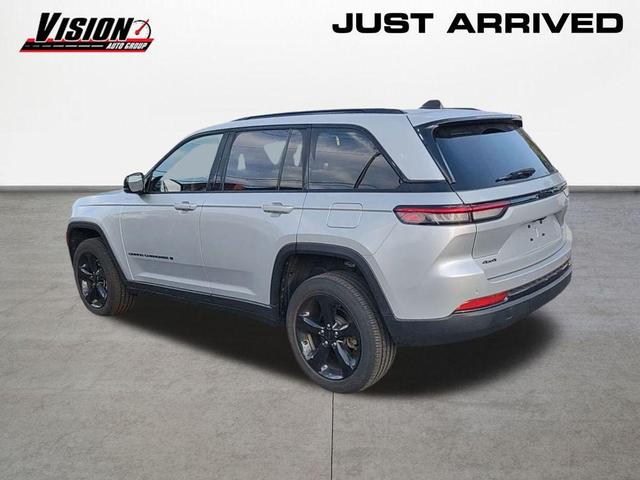 Photo of 2023 Silver Zynith Jeep Grand Cherokee